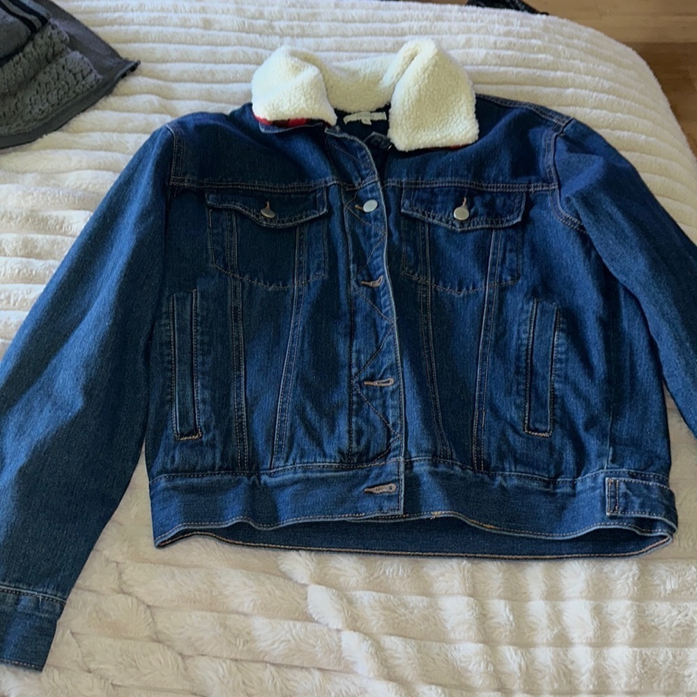 Size medium jean jacket with removable collar